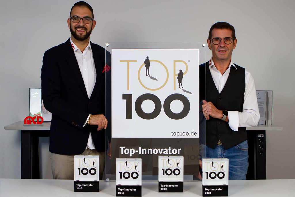 Voller Stolz präsentieren Business Development Manager Labib Feidy und CEO Bruno Hörter die vierte TOP 100-Auszeichnung.